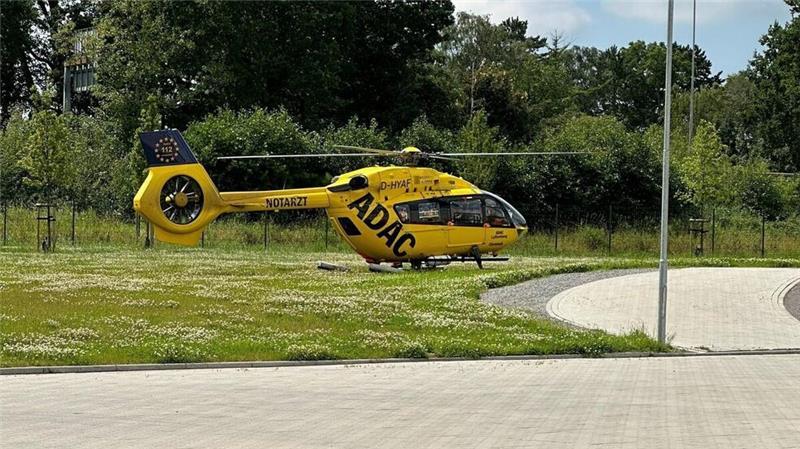 Medizinischer Notfall: Rettungshubschrauber landet auf Sportplatz Der Rettungshubschrauber "Christoph 67" bringt den Patienten in eine Klinik.