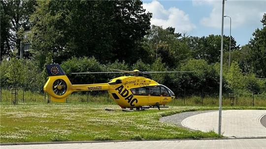 Der Rettungshubschrauber "Christoph 67" steht auf einer Wiese.