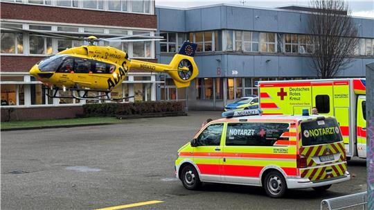 Der Rettungshubschrauber Christoph Hansa landete auf dem abgesperrten Schulhof der IGS Buxtehude.