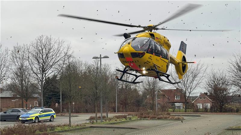 Der Rettungshubschrauber Christoph Hansa landete aus Platzgründen am Bahnhof Neukloster.