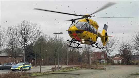 Der Rettungshubschrauber Christoph Hansa landete aus Platzgründen am Bahnhof Neukloster.