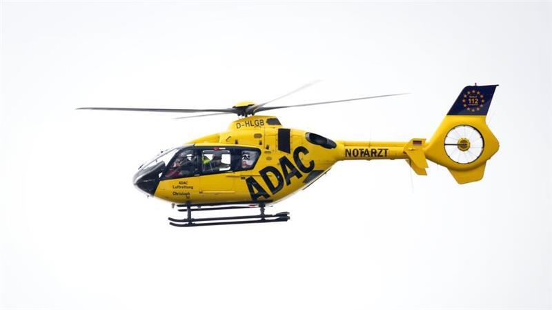 Der Rettungshubschrauber „Christoph“ des ADAC fliegt am Himmel (Symbolbild).