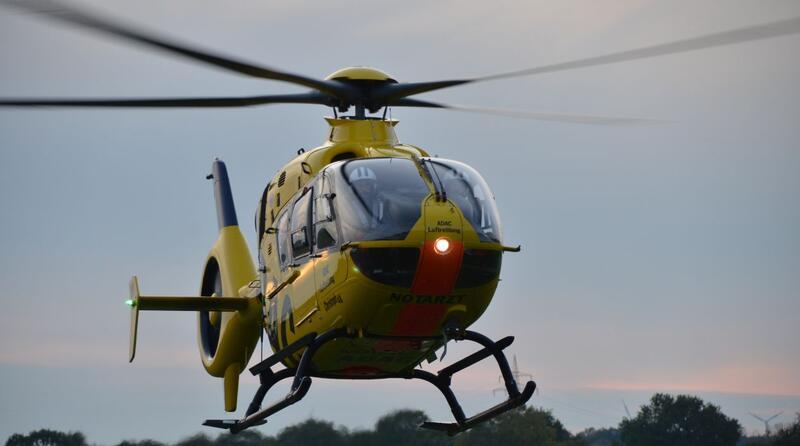 AMG-Mercedes prallt bei Harsefeld gegen Baum: Zwei Schwerverletzte Der Rettungshubschrauber flog den Schwerverletzten in eine Hamburger Klinik.