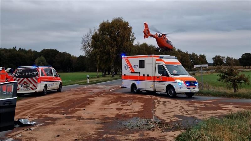 Schwerer Unfall auf L142: Grünschnitt löst verheerende Kettenreaktion aus Der Rettungshubschrauber flog den Verletzten ins Krankenhaus.