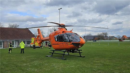 Der Rettungshubschrauber hatte auf dem Sportplatz ausreichend Platz zum Landen.