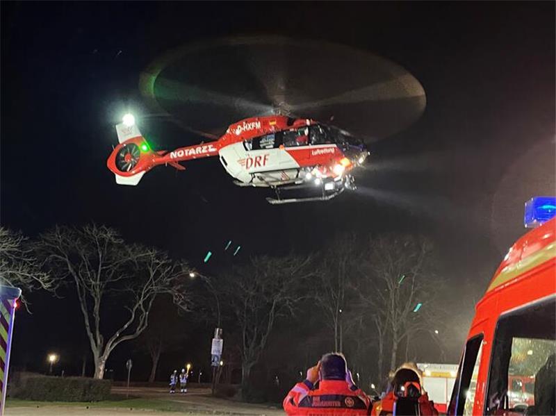 Der Rettungshubschrauber im Abflug über dem VLG-Parkplatz.