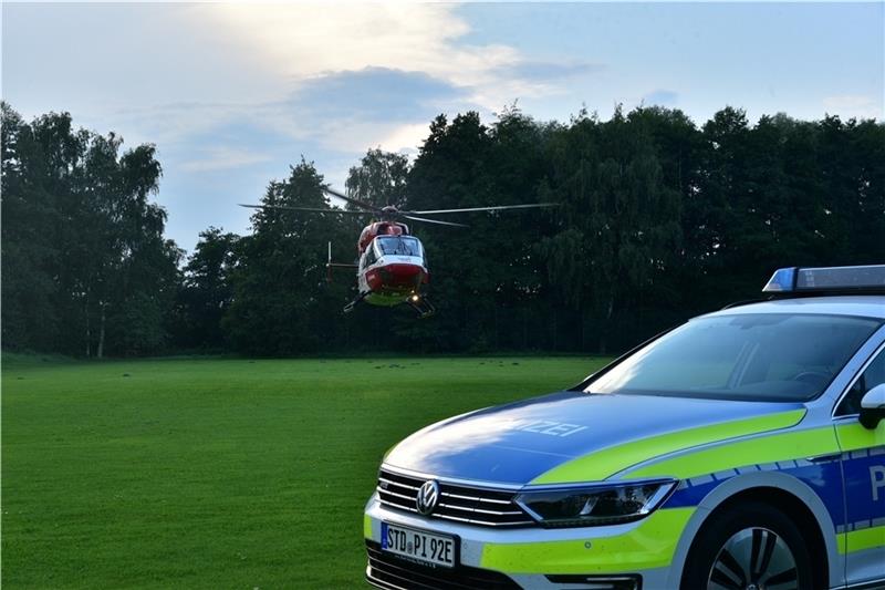 Der Rettungshubschrauber landet auf dem Sportplatz. Foto: Beneke