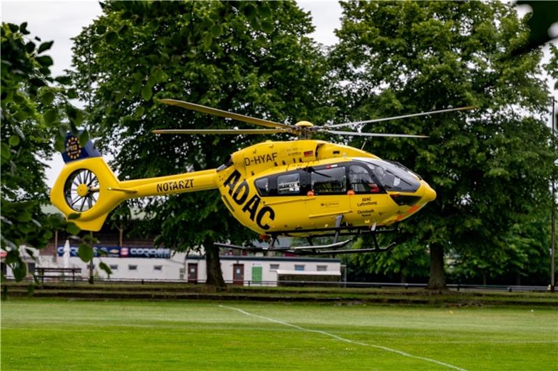 Der Rettungshubschrauber landete am vergangenen Freitagmittag auf dem Sportplatz Camper Höhe. Foto: Paulin