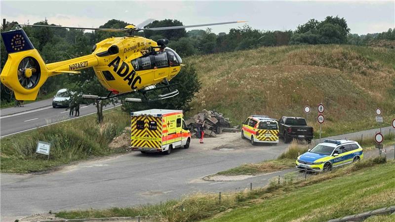 Der Rettungshubschrauber landete an der Zufahrt zur Gefängnisinsel Hahnöfersand.