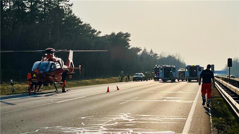 Der Rettungshubschrauber landete auf der A1.