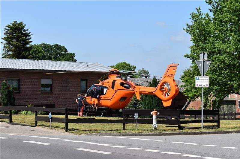Der Rettungshubschrauber landete vor der St. Marien-Kirche.