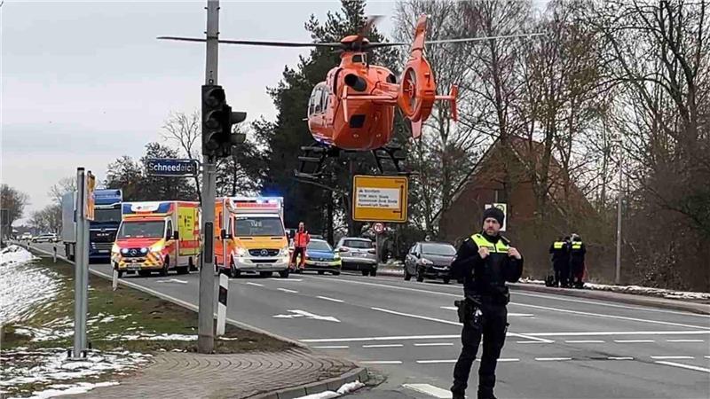 Der Rettungshubschrauber steigt nach einem Unfall bei Stade auf.