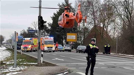 Der Rettungshubschrauber steigt nach einem Unfall bei Stade auf.