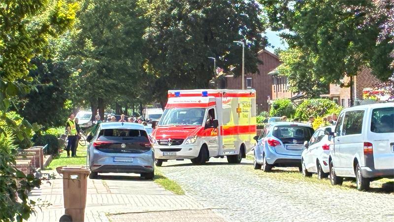Sechs Tote nach blutiger Gewalttat in Mutter-Kind-Heim in Stade Der Rettungswagen auf dem Weg ins Krankenhaus.