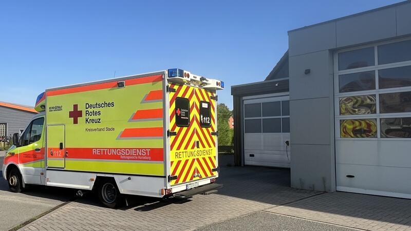 Rettungswache eingeweiht: Warum der Standort Guderhandviertel so wichtig ist Der Rettungswagen aus Guderhandviertel steht zur Gebietsabdeckung vor der Ex-Wache in Horneburg.