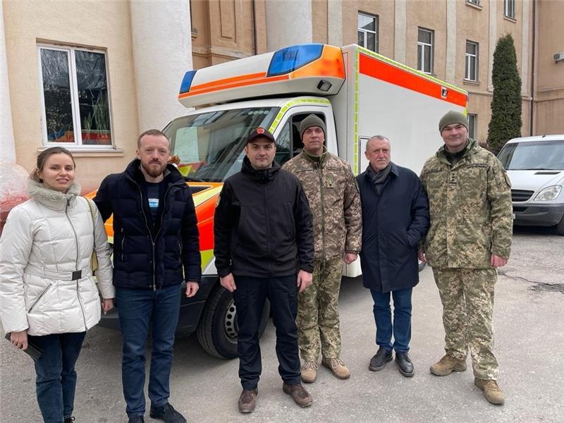 Der Rettungswagen aus dem Landkreis Stade – hier bei der Übergabe – findet in der Ukraine ein neues Einsatzgebiet.