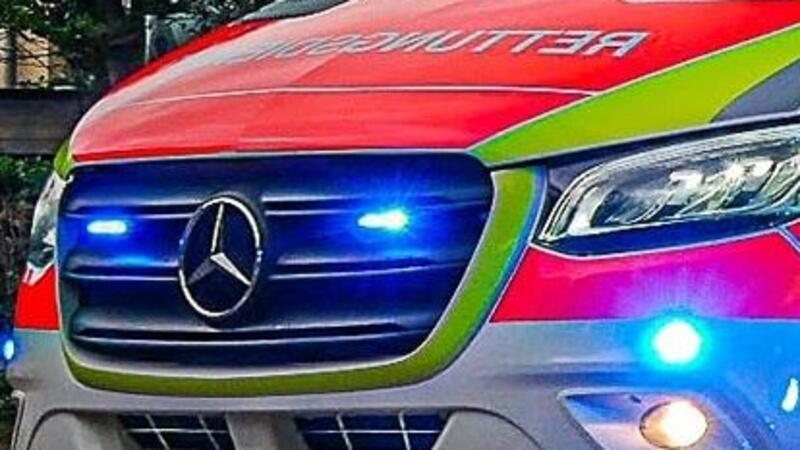 Während des Einsatzes: Attacke auf Rettungswagen in Buxtehude Der Rettungswagen des DRK hielt vor der Schröderstraße 9 in Buxtehude, als der Mercedes-Stern abmontiert wurde.