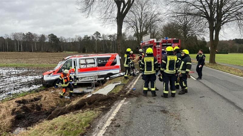 Auto kollidiert mit Krankenwagen - Fünf Menschen teils schwer verletzt Der Rettungswagen überschlug sich mehrfach, die drei Insassen wurden verletzt.