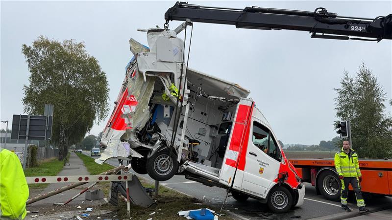 Regionalzug kollidiert mit Krankenwagen – Patientin stirbt Der Rettungswagen wurde von der Unfallstelle geborgen.