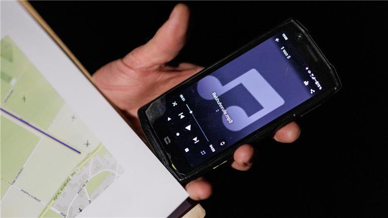 Der Revierruf des männlichen Rebhuhns wird für die Zählung der Wildtiere genutzt. Hähne in den Feldern erwidern diesen Ruf. 