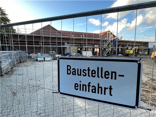Der Rewe -Markt in Steinkirchen ist noch geöffnet: Blick vom Parkplatz auf die Baustelle, vorne ist der Rohbau der Arkade zu sehen. Foto: Vasel