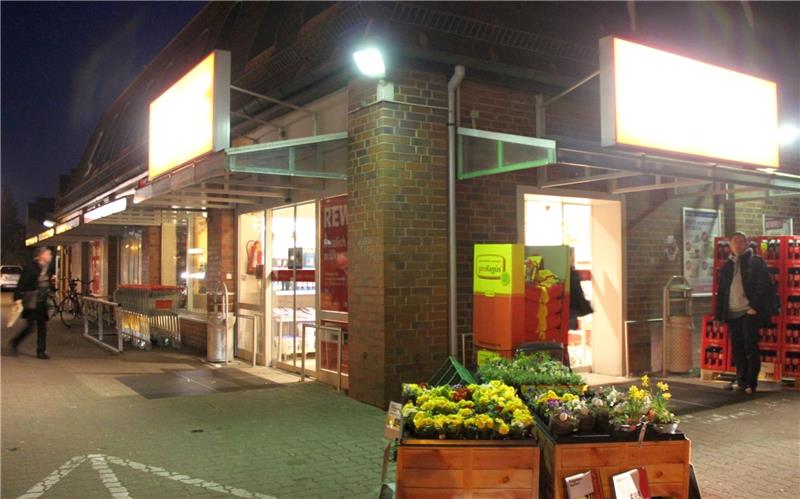 Neu Wulmstorf. Streit um Rewe-Erweiterung Der Rewe-Markt in der Bahnhofstraße 65 wird von vielen Kunden aus der nahem Umgebung auch zu Fuß angesteuert. Foto Michaelis