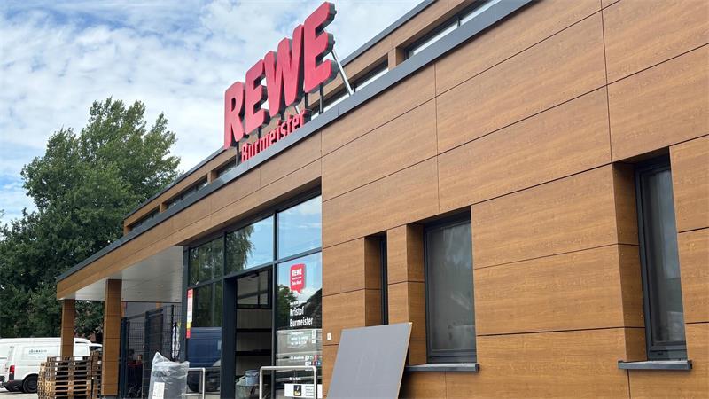 Der Rewe-Neubau an der Harburger Straße in Buxtehude.