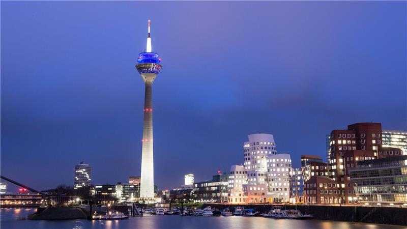 Der Rheinturm prägt die Düsseldorfer Skyline. (Archivbild)