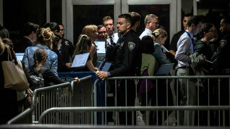 „Starren Sie mich nieder?“ - Eklat in Trump-Prozess Der Richter ließ den Saal des Gerichts vorübergehend räumen, weil er sich von einem Trump-nahen Entlastungszeugen respektlos behandelt fühlte.