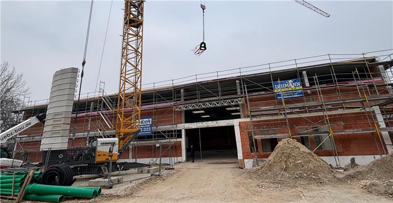 Der Richtkranz hängt über dem Rohbau des Rewe-Markts an der Harburger Straße in Buxtehude. Der Neubau ist bis zu acht Meter hoch und damit höher als der frühere Supermarkt an dieser Stelle.