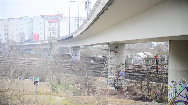 Jahrelange Vollsperrung einer Stadtautobahnbrücke in Berlin Der Riss in der Autobahnbrücke war vor wenigen Wochen entdeckt worden - nun folgte die Vollsperrung der Brücke.
