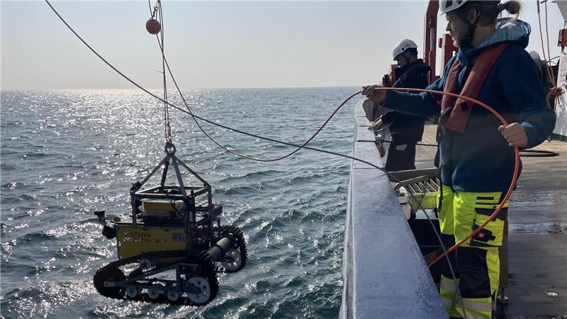Wie ein neuer Roboter nach tickenden Zeitbomben in der Nordsee sucht Der Roboter wird zum Meeresgrund hinabgelassen.