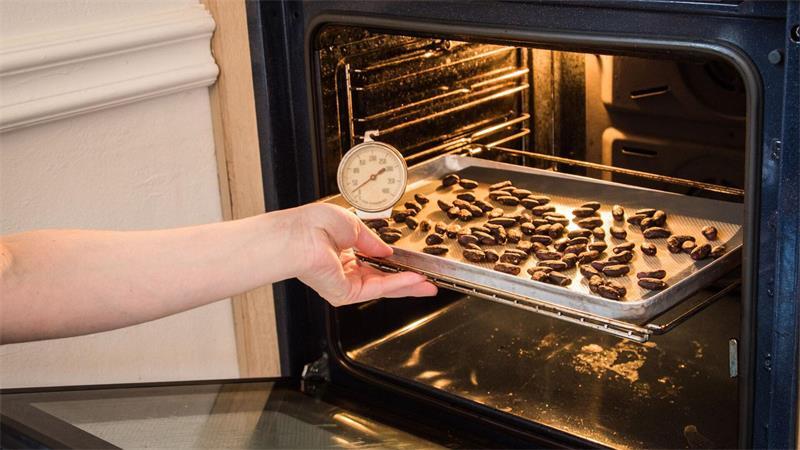 Süßes selbst gemacht: So werden Sie zum Chocolatier Der Röstvorgang hat einen wesentlichen Einfluss auf das spätere Aroma der Schokolade.
