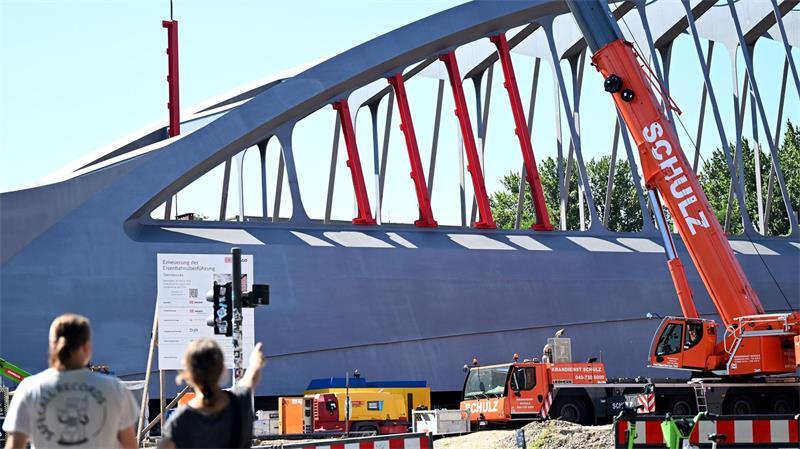 Friseurin an Verkehrsknoten Sternbrücke: „Das geht nicht mehr“ Der Rohbau der Sternbrücke soll Ende Juli an den Zielort transportiert werden.