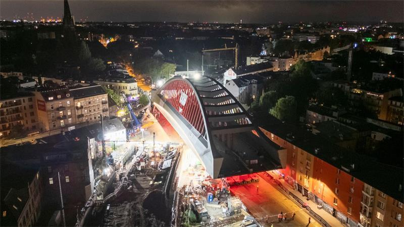 Nach tagelanger Fahrt: Hamburgs neue Sternbrücke ist eingebaut Der Rohbau der neuen Sternbrücke. Hier noch kurz vor dem Ziel.