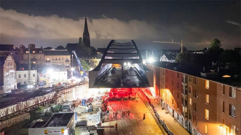 Nach tagelanger Fahrt: Hamburgs neue Sternbrücke ist eingebaut Der Rohbau der neuen Sternbrücke. Hier noch kurz vor dem Ziel.