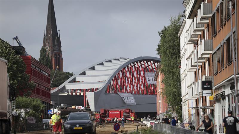 Der Rohbau der neuen Sternbrücke, einer 108 Meter lange und 21 Meter breite, stützenfreie Stabbogenkonstruktion, ist an ihrem Ziel angekommen.