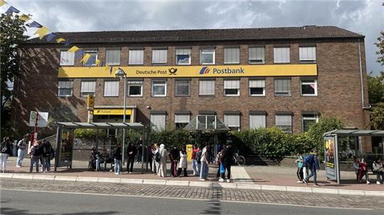 Der Rohbau des Postgebäudes in der Bahnhofstraße in Buxtehude soll stehen bleiben, aufgestockt und energetisch saniert werden.