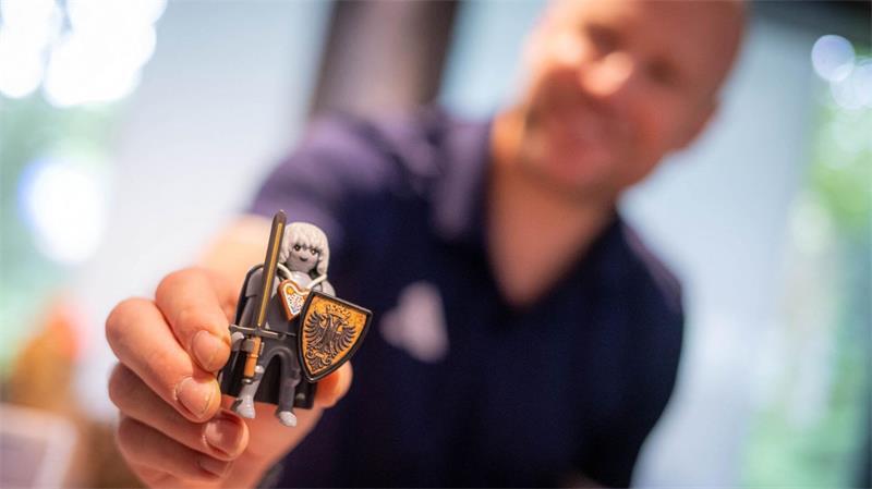 5.000 Playmobil-Figuren erzählen Bremens Geschichte Der Roland als Spielfigur: Er gehört zu Bremen wie die Stadtmusikanten.
