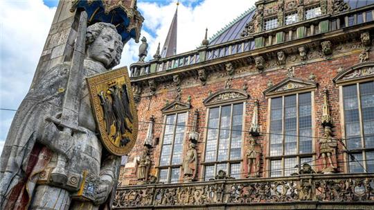 Der Roland vor dem Bremer Rathaus. (Archivbild)