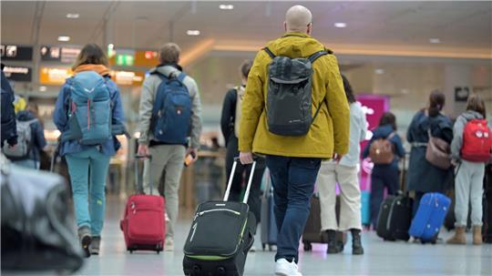 Der Rollkoffer kostet bei Lufthansa künftig extra. (Symbolbild)