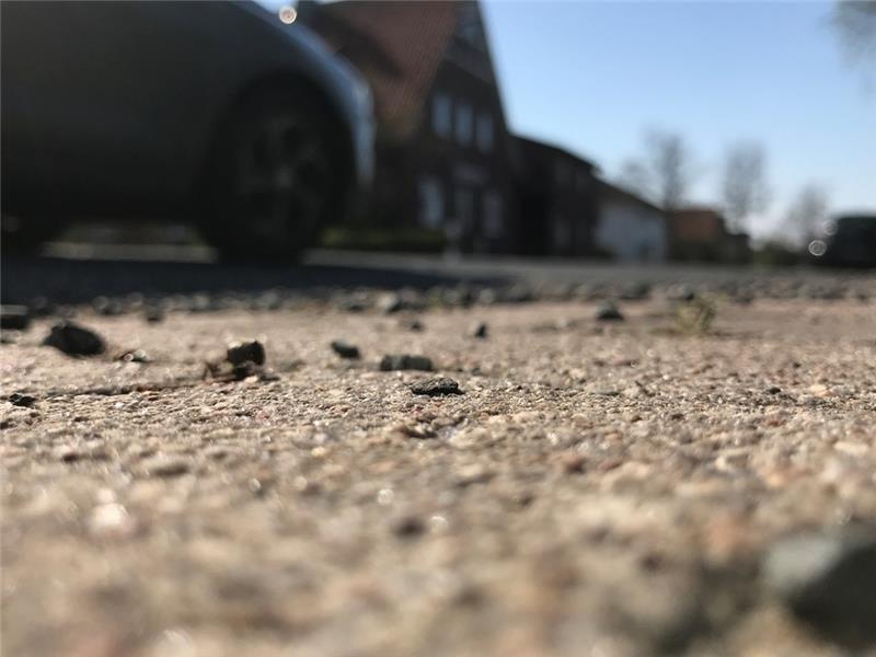 A26-Verkehr, Lärm-Asphalt: So geht es in Dammhausen weiter Der Rollsplitt ist laut und nervt die Menschen in Dammhausen. Außerdem hält er nicht besonders lange. Foto: Wisser