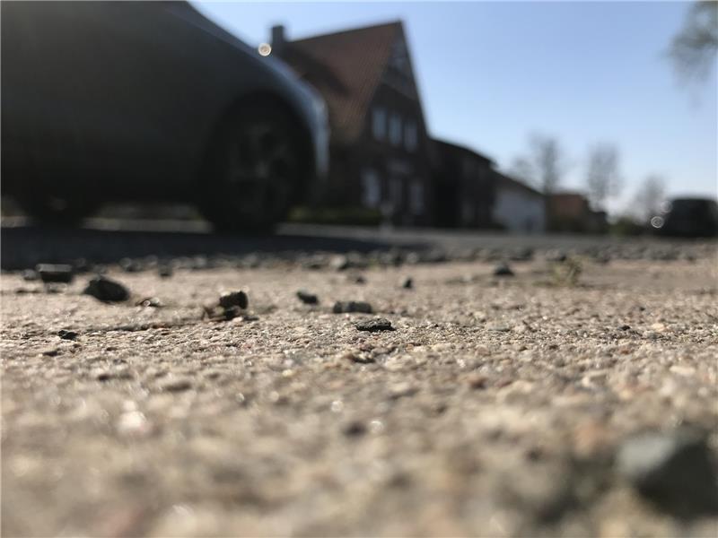 A26-Verkehr, Lärm-Asphalt: Landrat will den Dammhausern helfen Der Rollsplitt ist laut und nervt die Menschen in Dammhausen. Außerdem hält er nicht besonders lange. Foto: Wisser