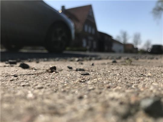 Der Rollsplitt ist laut und nervt die Menschen in Dammhausen. Außerdem hält er nicht besonders lange. Foto: Wisser