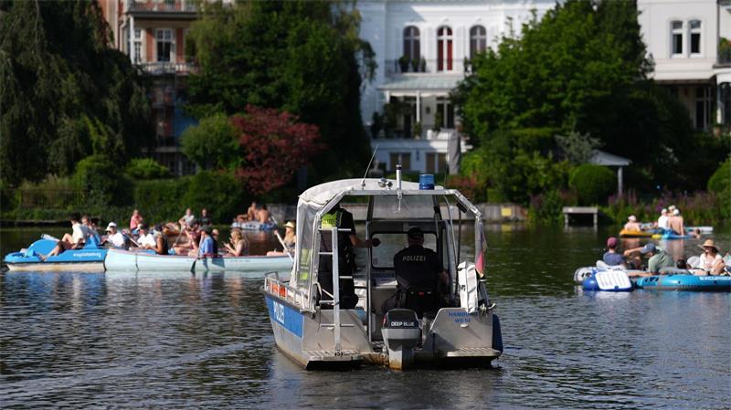 Der Rondeelteich, ein Nebengewässer der Alster, ist bei Bootsfahrern beliebt.