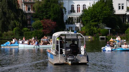 Der Rondeelteich, ein Nebengewässer der Alster, ist bei Bootsfahrern beliebt.