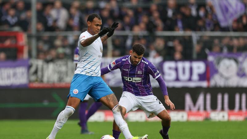 Der Rostocker Júnior Brumado (l) behauptet den Ball gegen Dave Gnaase.
