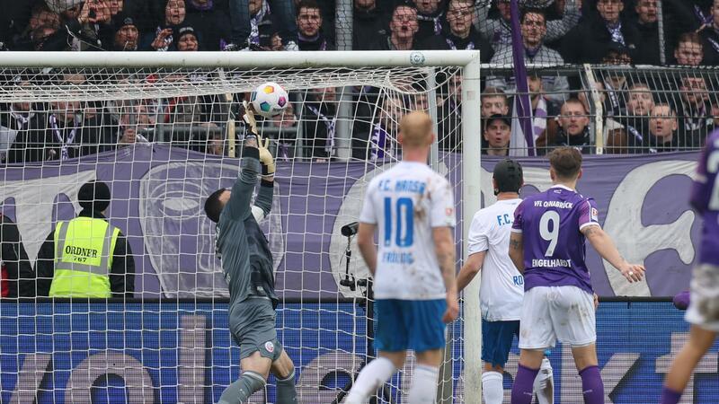 Zu wenig für beide: Osnabrück und Rostock ohne Tore Der Rostocker Torwart Markus Kolke pariert einen Ball.