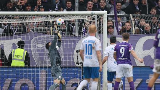 Der Rostocker Torwart Markus Kolke pariert einen Ball.