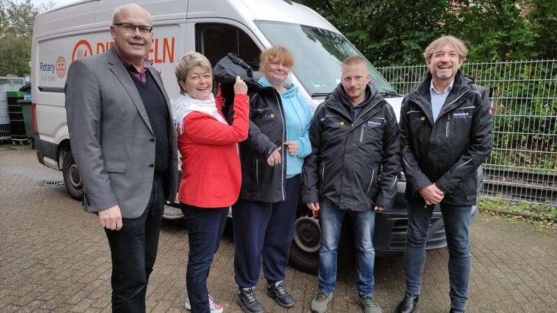 Deshalb mögen diese Stader Tafel-Mitarbeiter ihren Job so gern Der Rotary Club Stade hat der Tafel für einen hohen vierstelligen Betrag 30 warme, regenabweisende Jacken finanziert. Rotary-Präsidentin Dagmar Froelich und Pastor Volker Dieterich-Domröse vom Vorstand übergeben sie hier an Manuela Ramuka, Enrico de Mas und Diakonie-Geschäftsführer Wolfgang Drews.